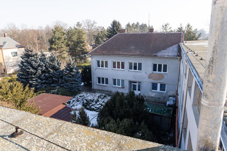 Velký fungující komerční areál v Novém Bydžově (Na pozemku 40.000 m2)-1