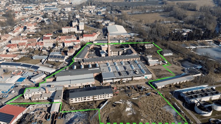Velký fungující komerční areál v Novém Bydžově (Na pozemku 40.000 m2)-0