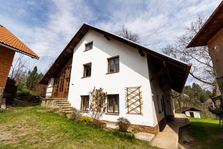 Velký rodinný dům s charakterem, velkou zahradou a skleníky-0