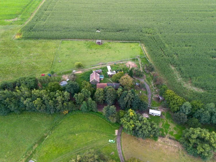 Historická dřevěná stavba s farmou, pozemky 13.269 m2 a soukromím-0